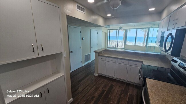 Building Photo - Beautiful Views Direct Ocean Front Condo
