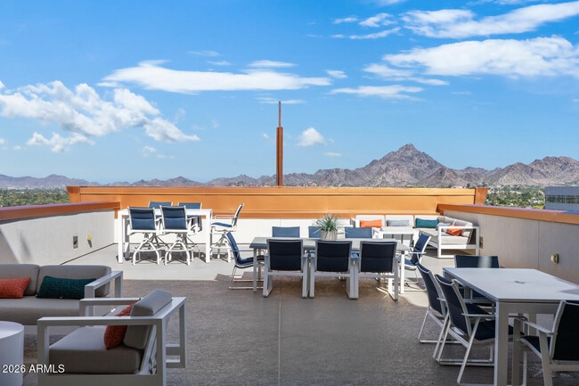 Building Photo - 2211 E Camelback Rd