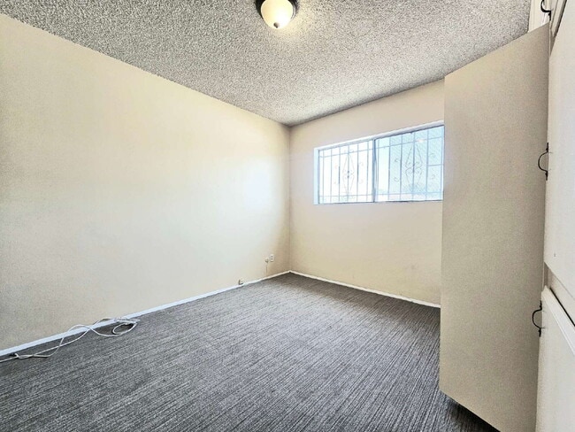 Building Photo - Welcome home to this charming and affordab...