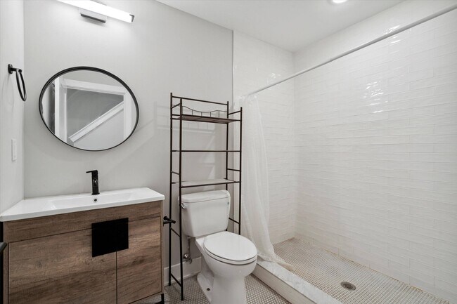 Building Photo - 1618 N Sydenham St