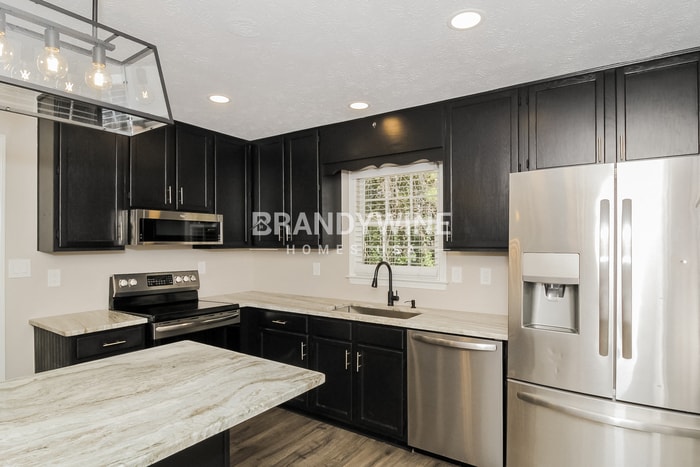 Building Photo - 12 Sherwood Forest Dr