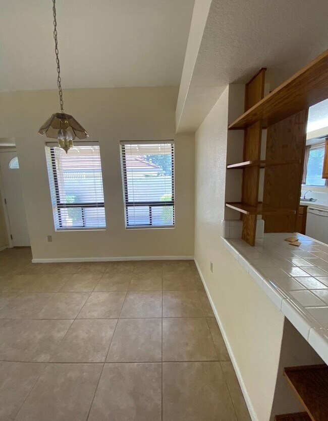 Building Photo - 721 N Mallard St