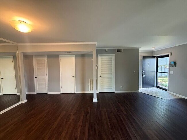 Building Photo - FOR RENT - 3 Bedroom Condo in Green Hills