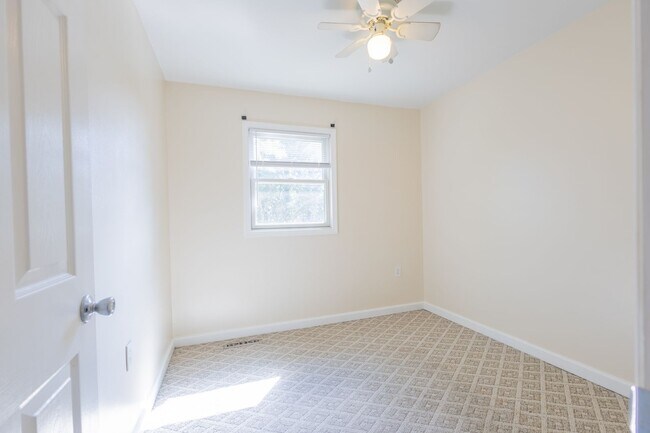 Building Photo - Beautiful 3 BR/2.5 BA Townhome in Millersv...