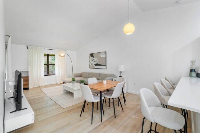 Building Photo - 13175 Chadwick Ct