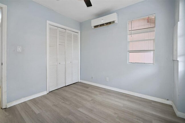 Building Photo - 524 6th Ave NE