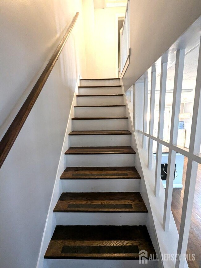 Building Photo - 651 Crescent Dr