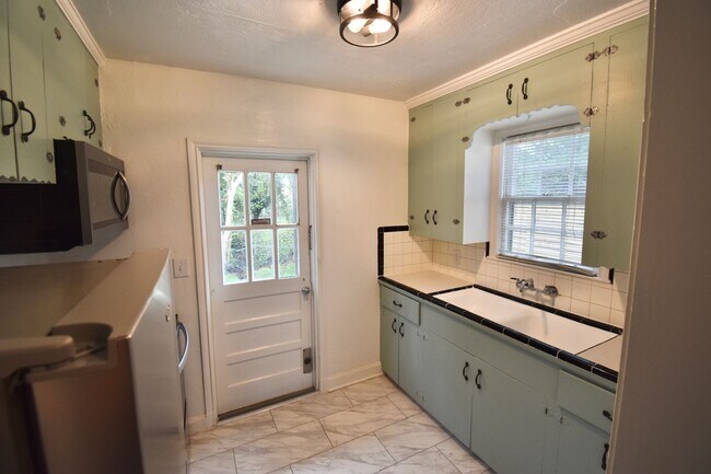 Building Photo - 219 E 6th Ave