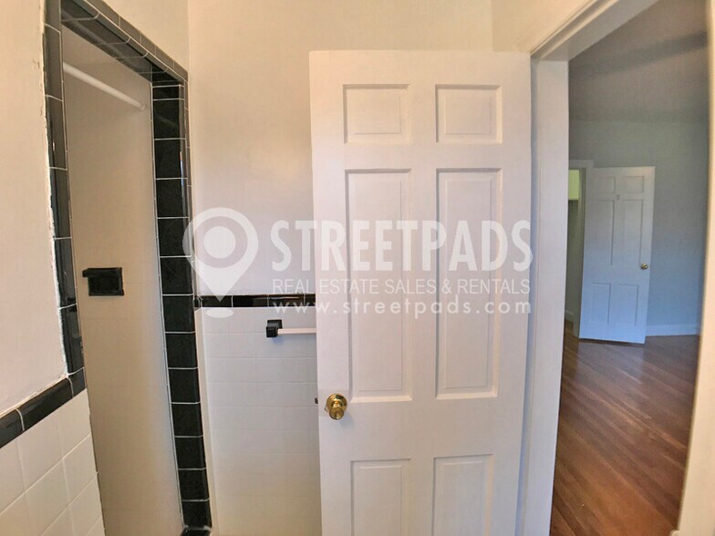 Building Photo - 1139 Beacon St