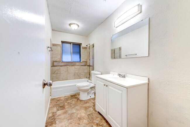 Building Photo - Charming 3-Bedroom Ranch Home in Hazelwood School District