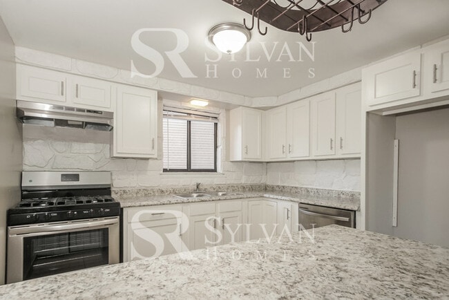 Building Photo - Charming 3BR 2.5BA split foyer home