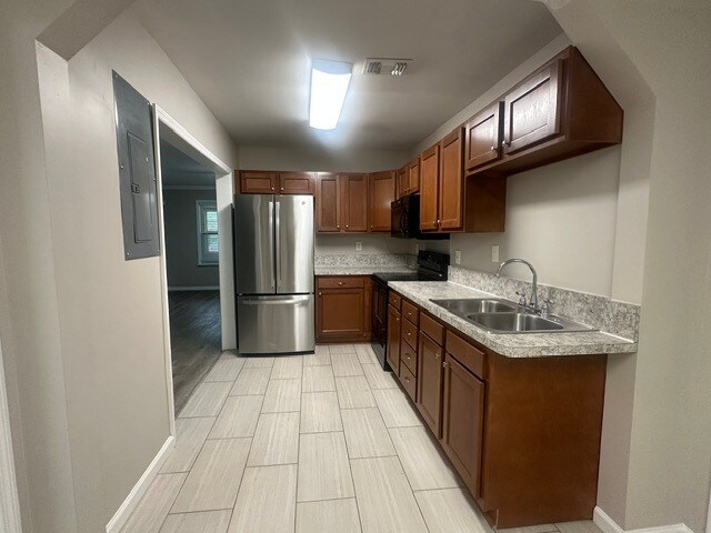 Building Photo - Updated 3 Bedroom Home With Washer And Dryer Included