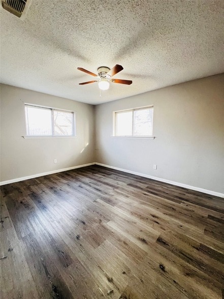 Building Photo - 215 Birdwell Rd