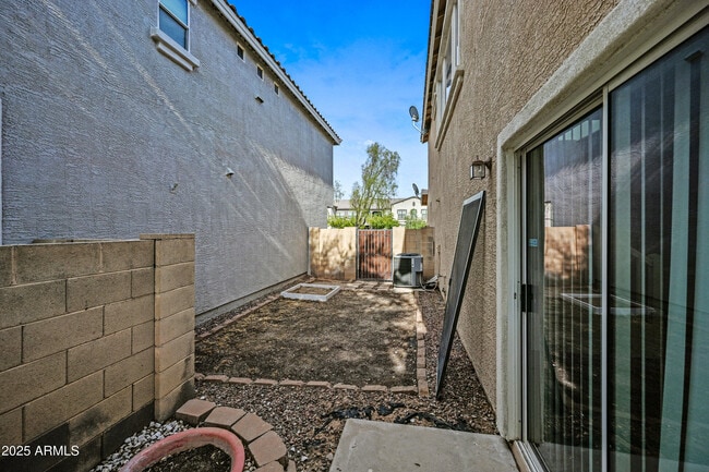 Building Photo - 1528 S Roadrunner Dr