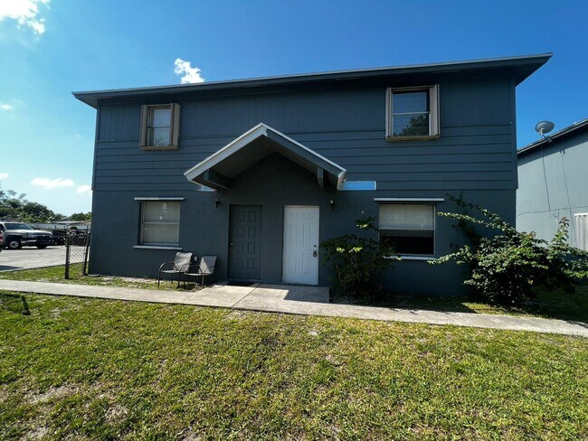 Building Photo - 2067 Laura Ln