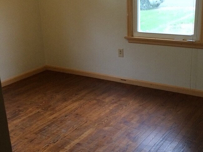 Building Photo - 1028 E Maxwell Ln