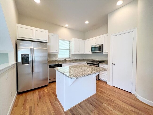 Building Photo - Modern tri-level 3 bed/ 2.5 bath