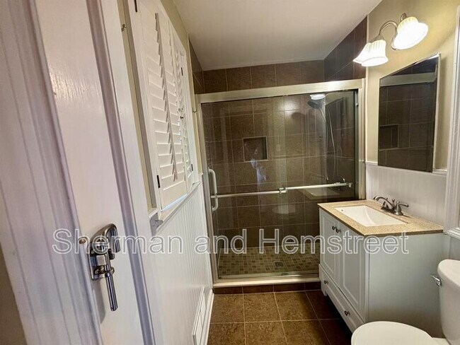 Building Photo - 807 Barrett Ln