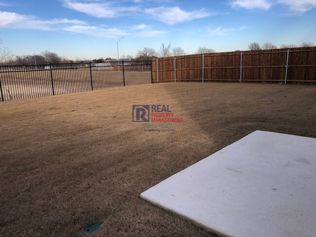 Building Photo - Spacious 5 Bedroom/3 Full Bath Open Concep...