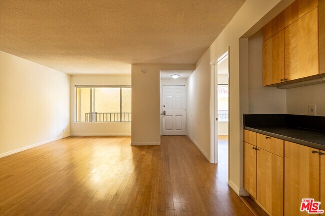 Building Photo - 1033 6th St