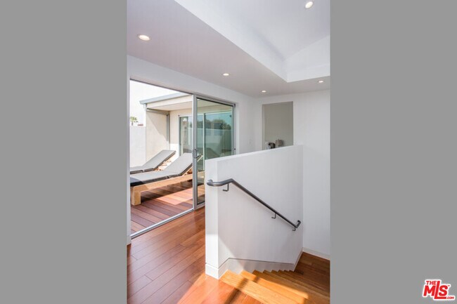 Building Photo - 1217 Cabrillo Ave