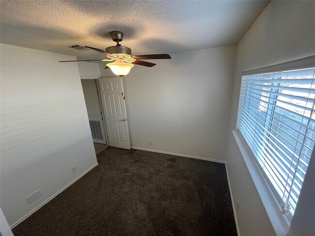 Building Photo - 2932 Donnell Dr