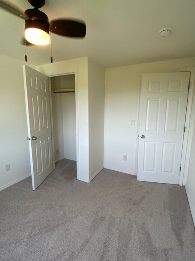 Building Photo - 2bd 1ba Updated Camas Townhome w/ 1214 sq ft!