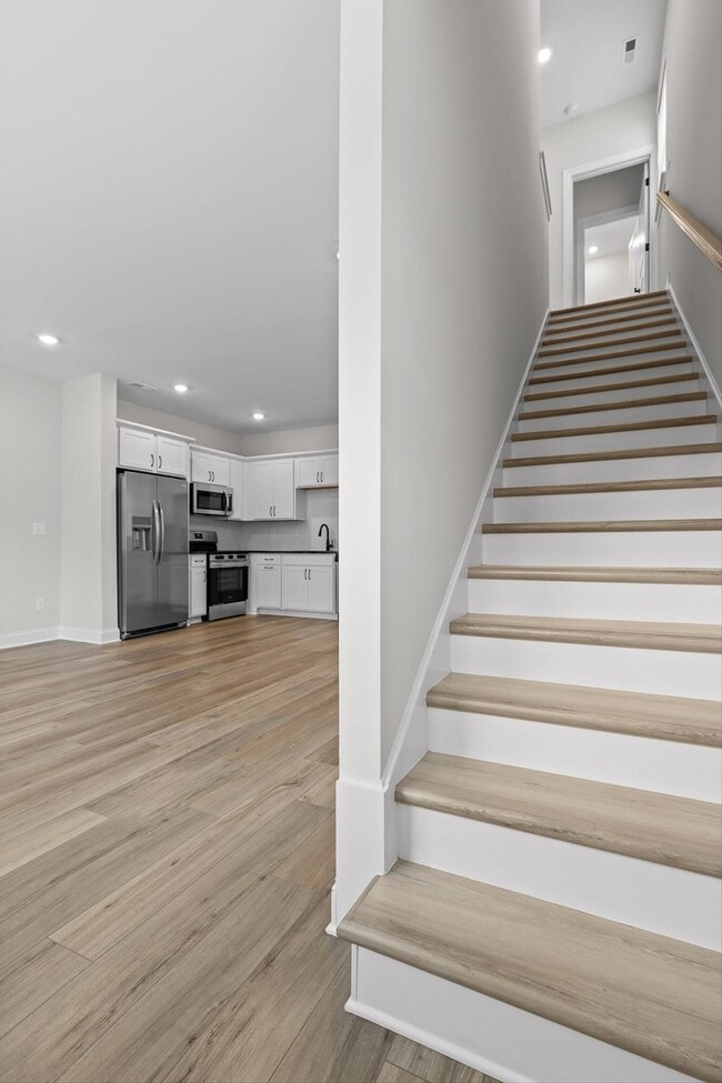 Building Photo - 715 Bespoke