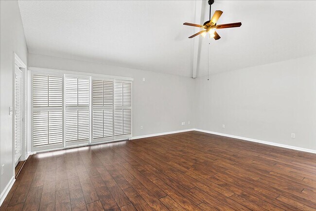 Building Photo - Lovely contemporary home in popular South Jax Beach!