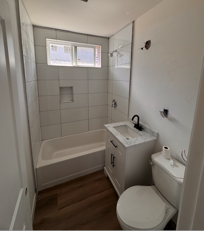 Large bathroom with tub - 10802 Doty Ave