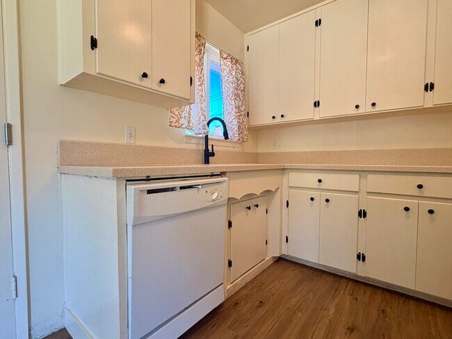 Building Photo - Great Single Story For Rent in Rio Linda CA! 3 Bedroom 1 Bathroom with large backyard