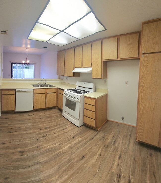 Building Photo - West End Ventura 3 bedroom townhome with attached garage and spacious yard