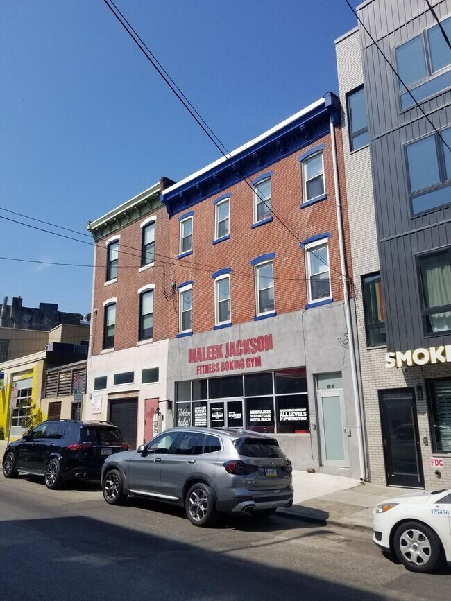 Building Photo - Spacious studio with deck available in NoLibs starting March 1st