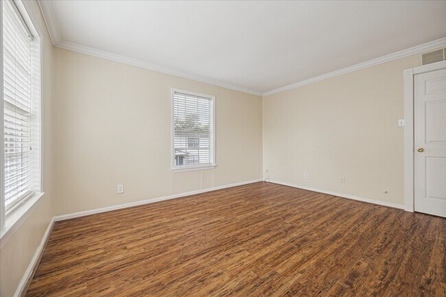 Building Photo - 218 W 15th St