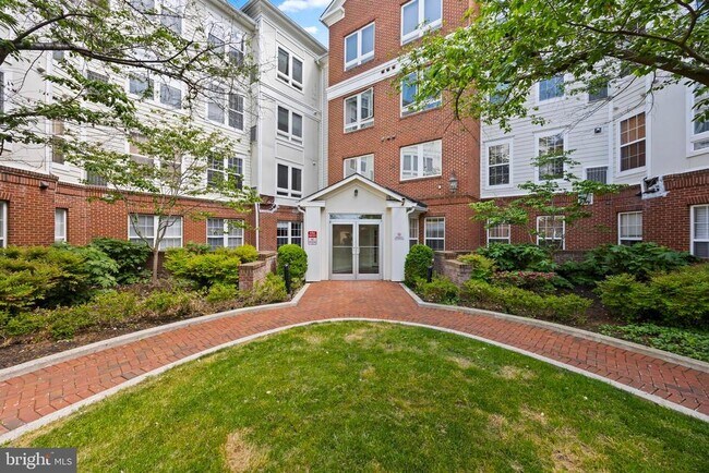 Building Photo - 801 S Greenbrier St