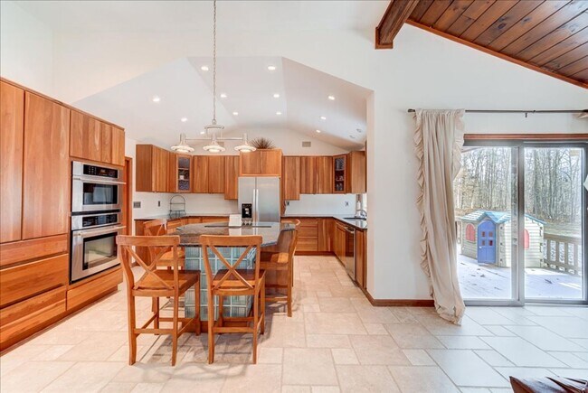 Building Photo - 441 Burlingham Rd