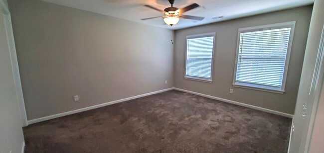 Building Photo - 686 Daphne Wy