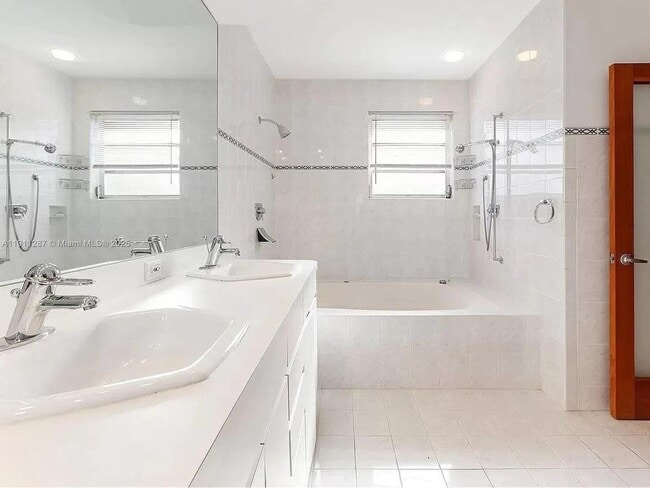 Building Photo - 565 N Shore Dr