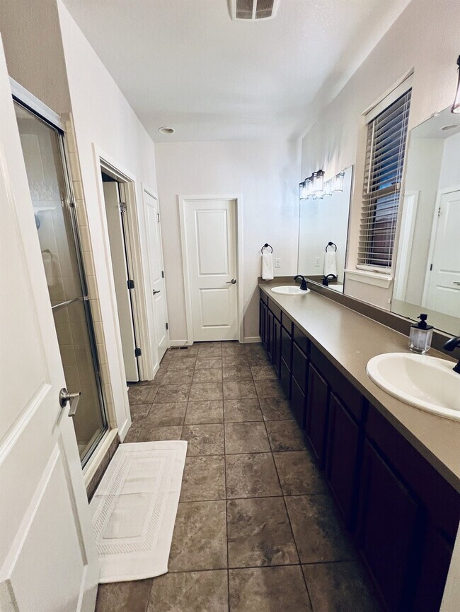 Building Photo - 15557 W 95th Ave