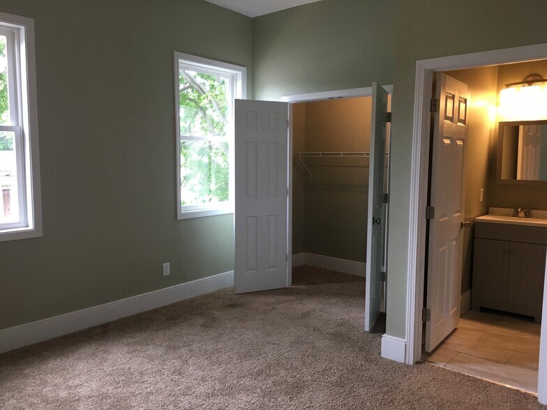 Building Photo - 621 E Chestnut St