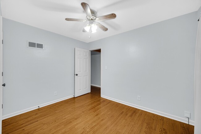 Building Photo - 944 N Jay Ave