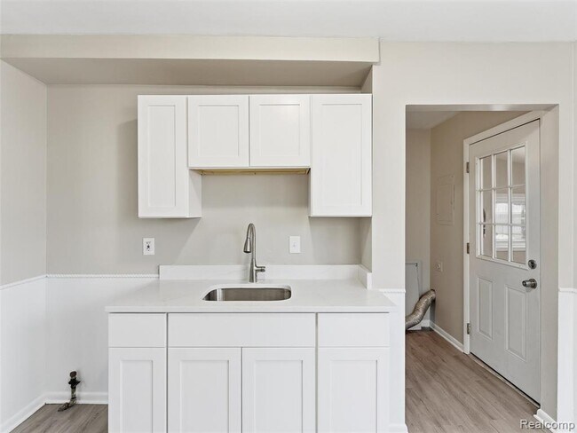 Building Photo - 108 W Kalama Ave