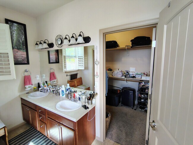 Building Photo - 593 Sinatra Way