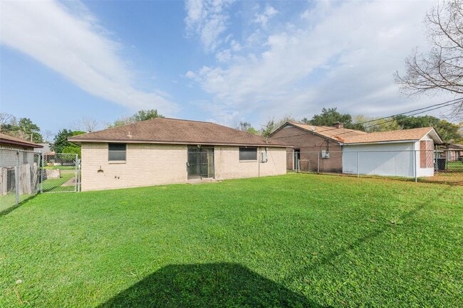 Building Photo - 4919 Glenridge Ln