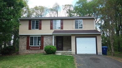 Building Photo - 4 bedroom 2.5 bath single family in Burlin...
