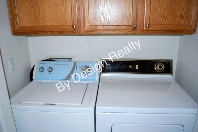Building Photo - Modern 4 Bed 5 Bath Near UofA – Private Baths & Off-Street Parking