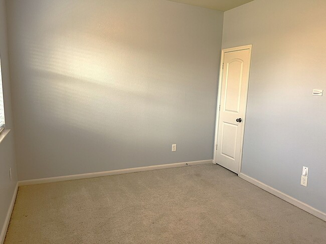 Building Photo - Spacious Four Bedroom Home Conveniently Located in Carpenters Landing