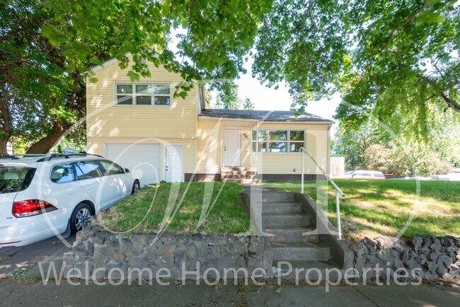 Building Photo - Remodeled Single-Family Home Close to Whit...