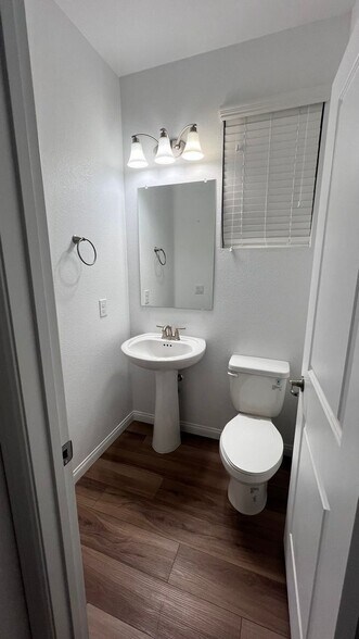 Building Photo - 854 Benning St