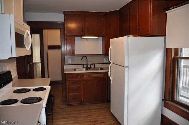 Building Photo - 11 E Main St